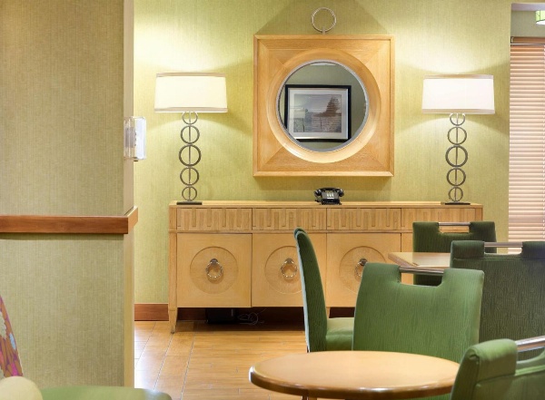 Hampton Inn By Hilton Harrisonburg image 4