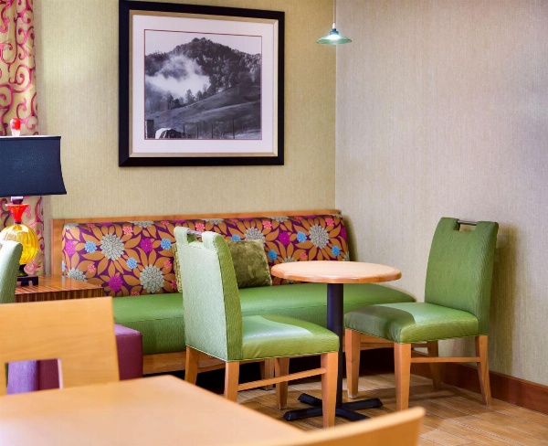 Hampton Inn By Hilton Harrisonburg image 5