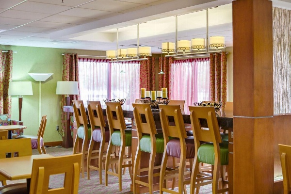 Hampton Inn By Hilton Harrisonburg image 6
